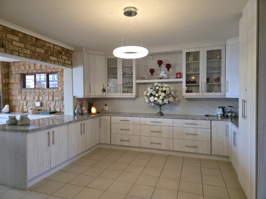 5 Bedroom Property for Sale in Wavecrest Eastern Cape